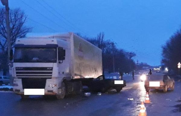 На Ставрополье легковушка протаранила припаркованный грузовик, три человека получили травмы